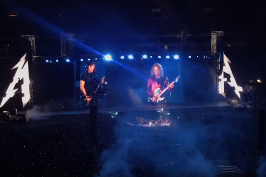 Офицеры в исполнении группы металлика. Металлика концерт в группа крови. Metallica исполняет группа крови на концерте в Москве. Металлика исполнила группу крови. Metallica исполняет группу крови.