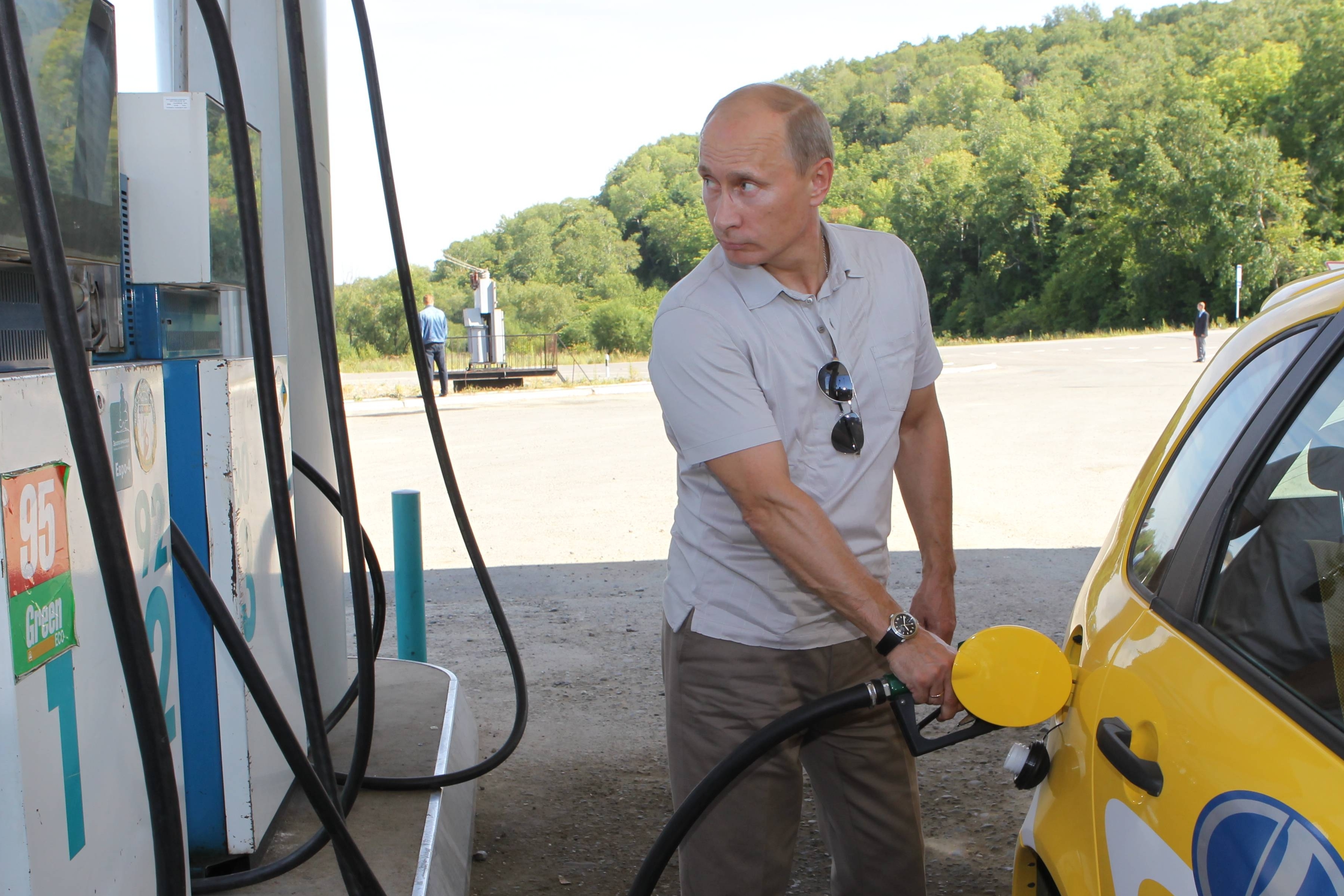Бензин в России оказался значительно дороже, чем в других "нефтяных" странах? Смотрим на каком месте наша страна по стоимости топлива