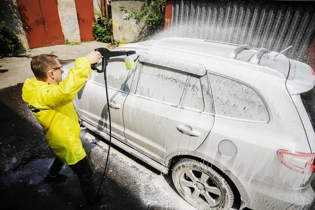 Можно мыть машину возле частного дома. Правильная мойка автомобиля. Мини мойка автомобиля. Моет машину. Мойка автомобиля зимой.