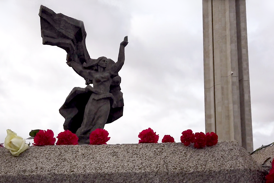 Воин освободитель снесли. Рига памятник воинам освободителям. Памятник советским воинам в Риге. Демонтаж памятника освободителям Риги. Памятник освободителям Риги осквернили.