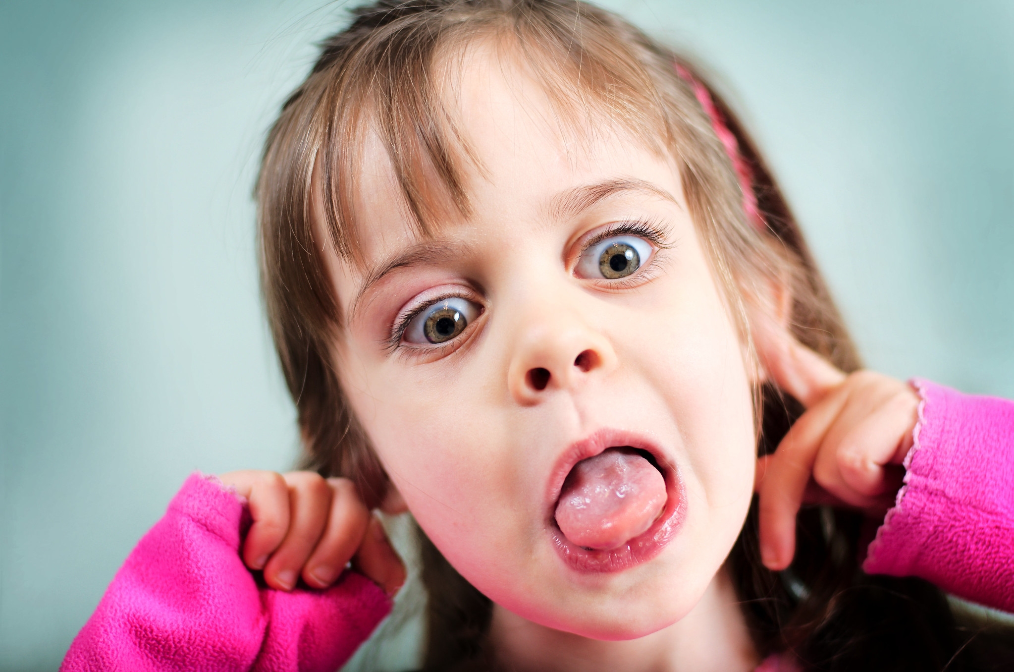Sister mouth. Девочка с языком. Девочка открыла рот. Маленькая девочка с высунутым языком. Девочки с открытыми ртами.
