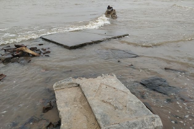 Сибирское водохранилище. Гробы в Обском водохранилище. Обмеление Обского водохранилища в 2008 году. Камни судьбы обмеление.