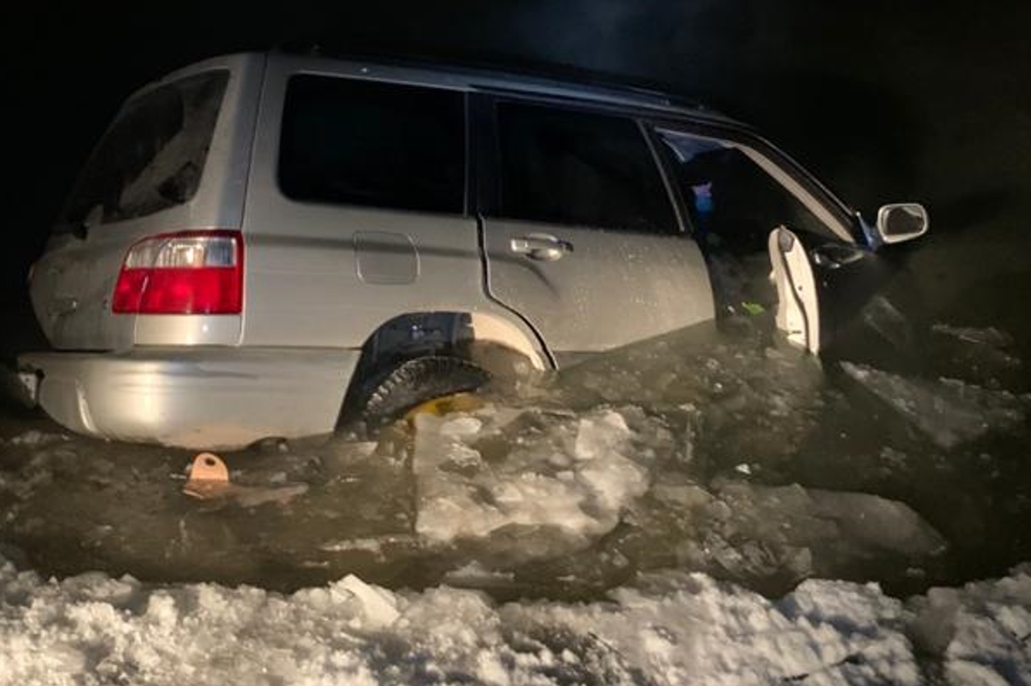 Автомобиль ушел под лед