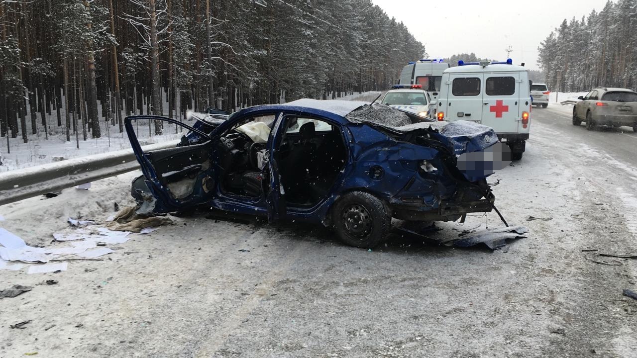 Легковушка врезалась в фуру в Томской области