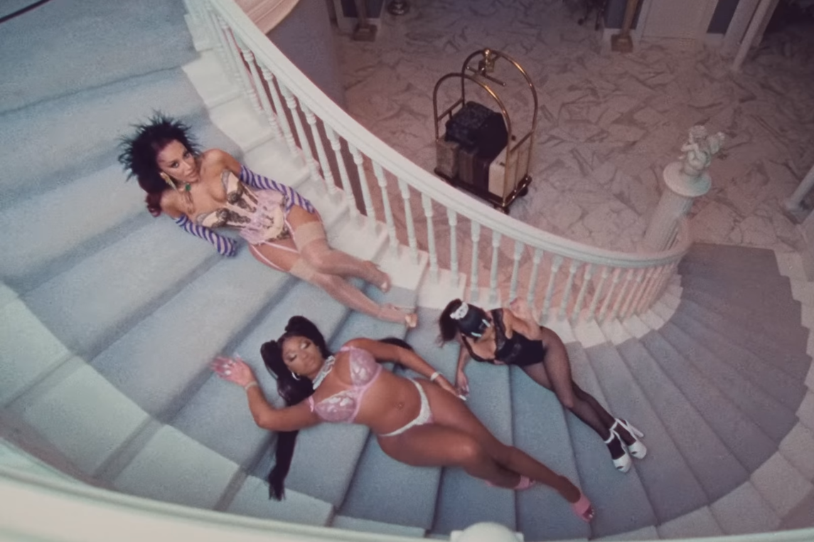 Клип на ремикс Арианы Гранде "34+35" за сутки собрал 16 млн просм...