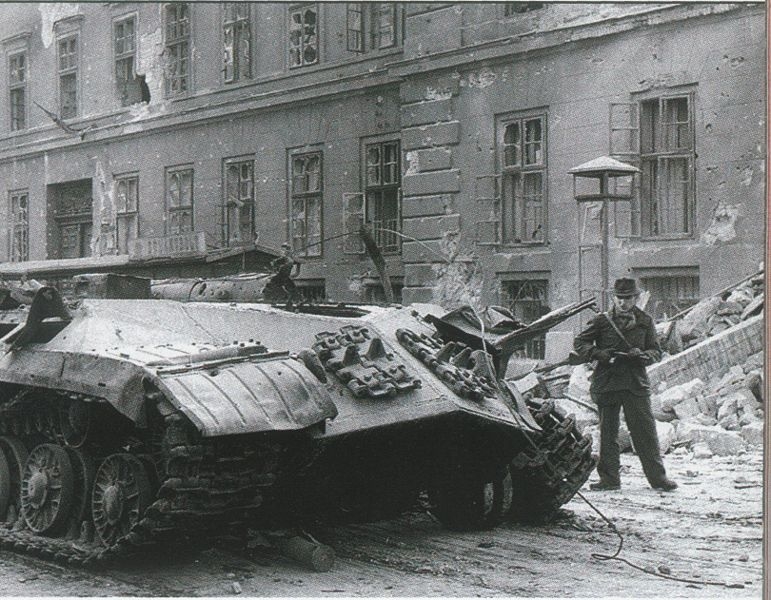 Уничтоженный ИС-3 в Будапеште в 1956 году 
