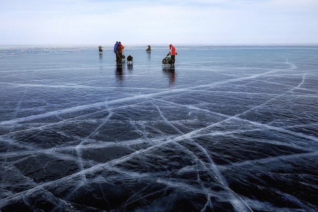 Фото людей на зимнем Байкале