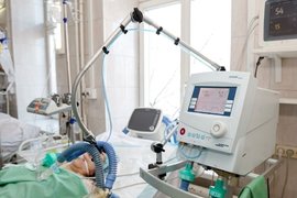 Пациент в реанимации на аппарате ИВЛ