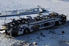 Разбившийся рейсовый автобус на льду реки Куэнги