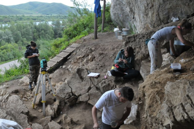 Археологи на раскопках в Чагырской пещере