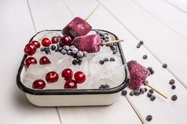 Ягоды и мороженое в контейнере со льдом