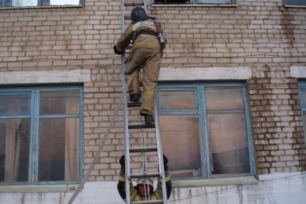 Спасатели на пожаре в Забайкалье