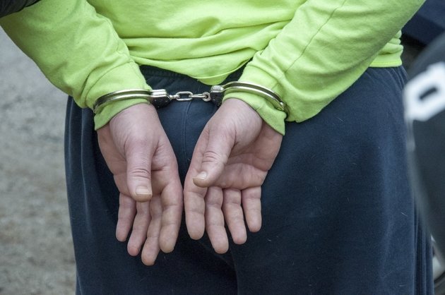 Мужчина в наручниках