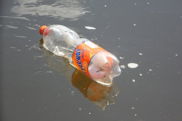 Пластиковая бутылка в воде
