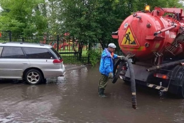 Техника откачивает воду на затопленных улицах Иркутска