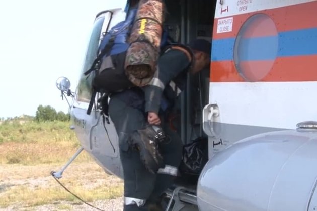 Спасательный вертолет во время поисковой операции на Камчатке