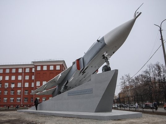 Фронтовой бомбардировщик Су-24 на территории НГТУ