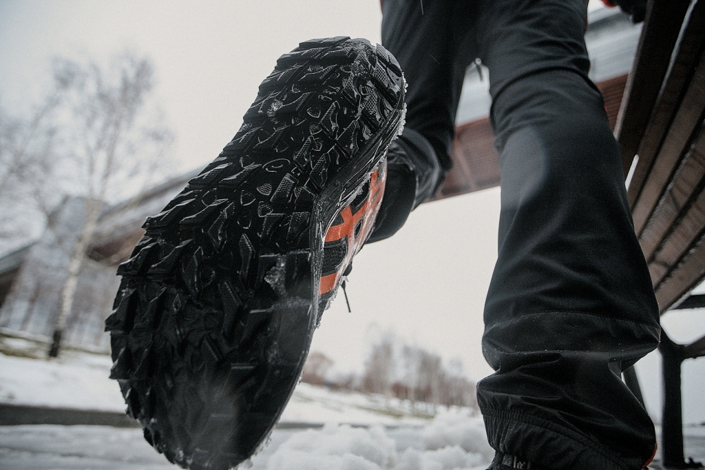 Для зимнего бега лучше всего подойдут кроссовки с мощным протектором