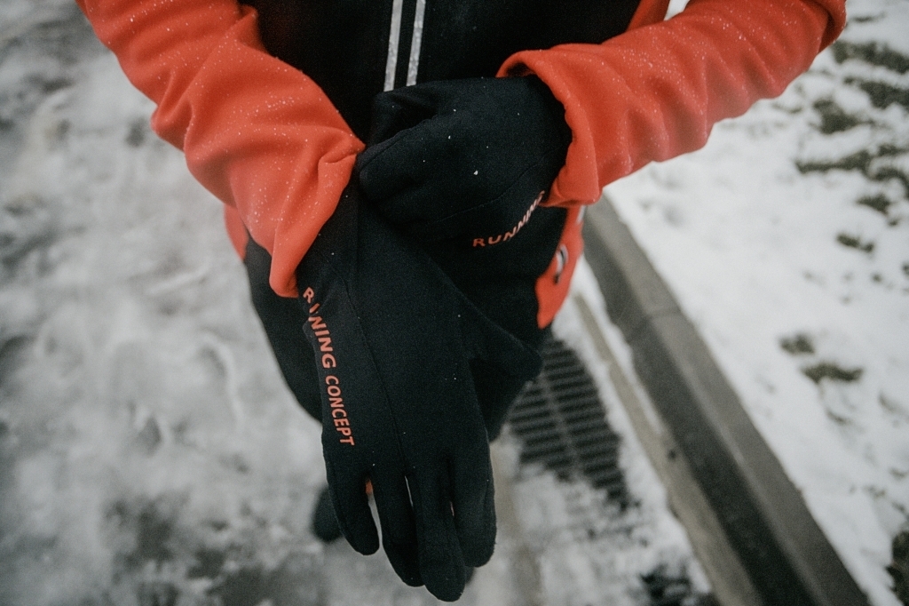 Руки от холода защитят беговые перчатки 