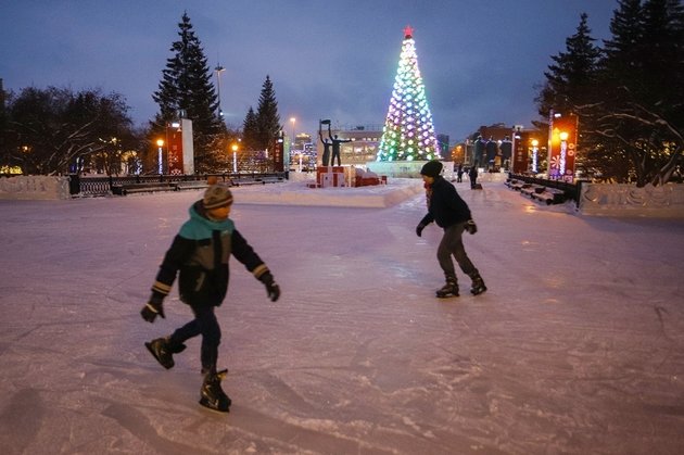 Катков новосибирск. Центральный каток Новосибирск 2022. Каток на Ленина Новосибирск. Каток на площади Ленина Новосибирск. Каток на ГПНТБ Новосибирск.