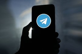 Смартфон с логотипом Telegram