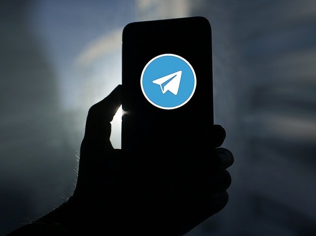 Смартфон с логотипом Telegram