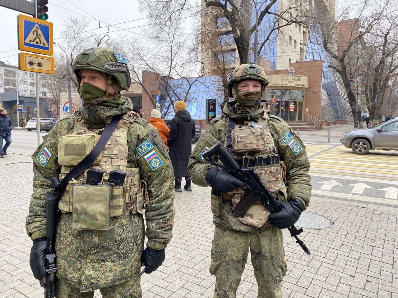 Российские десантники охраняют особоважный объект в Алма-Ате 