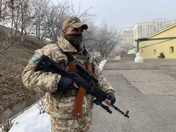 Боец армянского спецназа из состава сил ОДКБ в Казахстане 