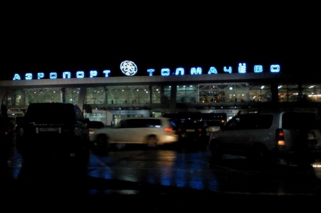 Новосибирск аэропорт вокзал такси. Аэропорт Толмачево ночью. Аэропорт Новосибирск. Аэропорт Толмачево фото ночью. Штрафплощадка аэропорт Толмачево.