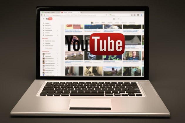 Ноутбук с открытым сервисом YouTube