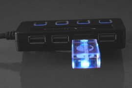 USB-концентратор с включенной в него флешкой