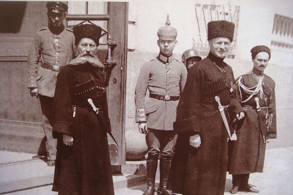 Гетман Украины Петр Скоропадский (второй справа) с немецкими офицерами