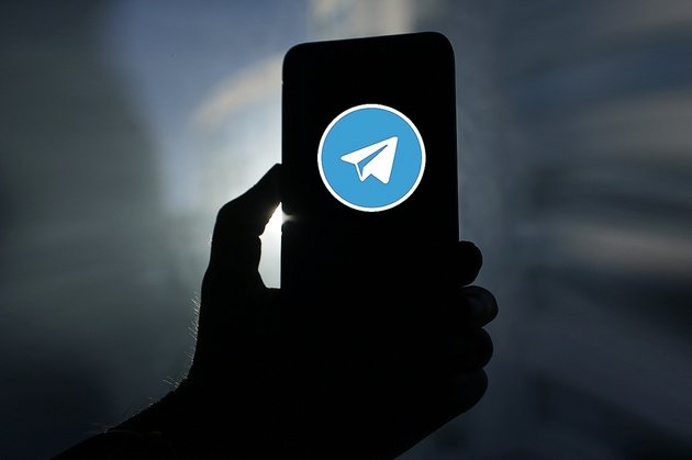 Лого Telegram на смартфоне