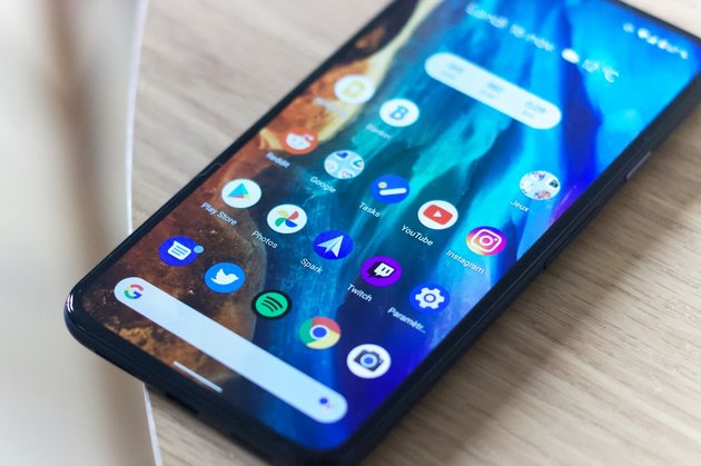 Смартфон Android на столе