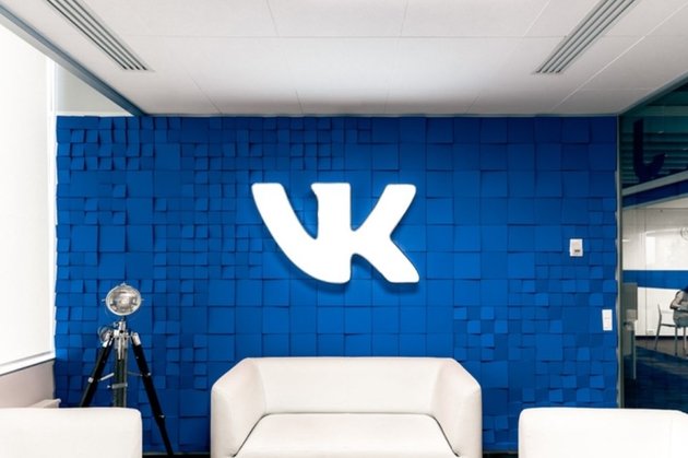 Стенд с логотипом VK