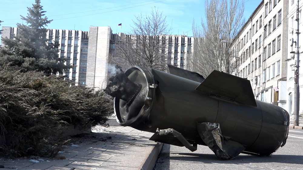 Сбитая ракета «Точка У» в центре Донецка 