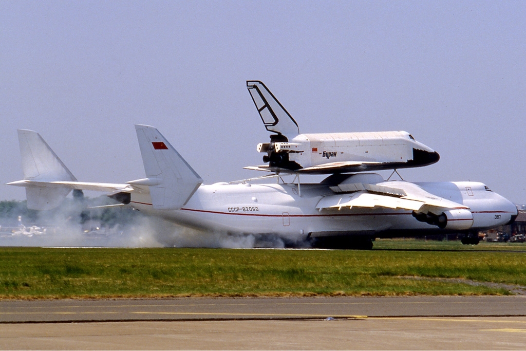 Ан-225 «Мрия» перевозит космический челнок «Буран»   