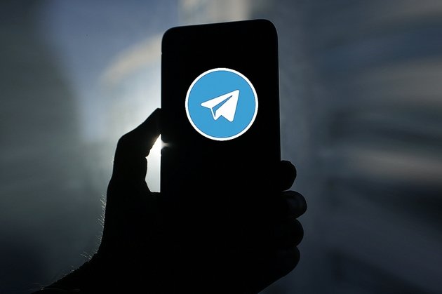 Логотип Telegram на смартфоне