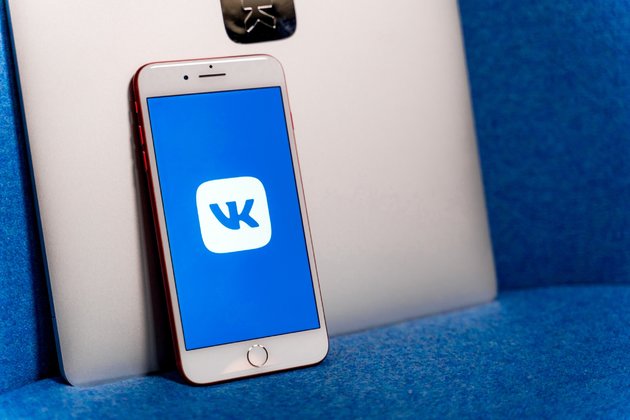 Смартфон и планшет с логотипами «ВКонтакте»