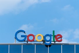 Логотип Google на здании