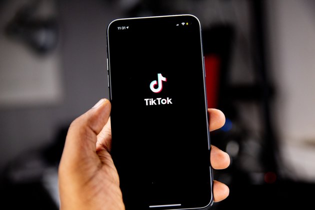 Запуск TikTok на смартфоне
