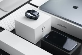 Ноутбук, часы и смартфон Apple
