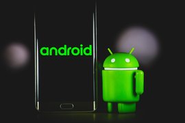 Символ Android рядом со смартфоном