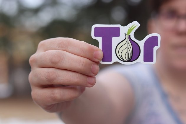 Табличка Tor в руках