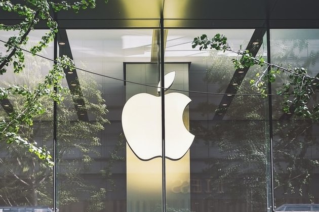 Логотип Apple на здании