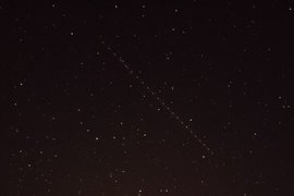 Группировка спутников Starlink на ночном небе