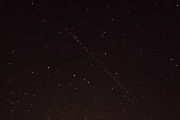 Группировка спутников Starlink на ночном небе