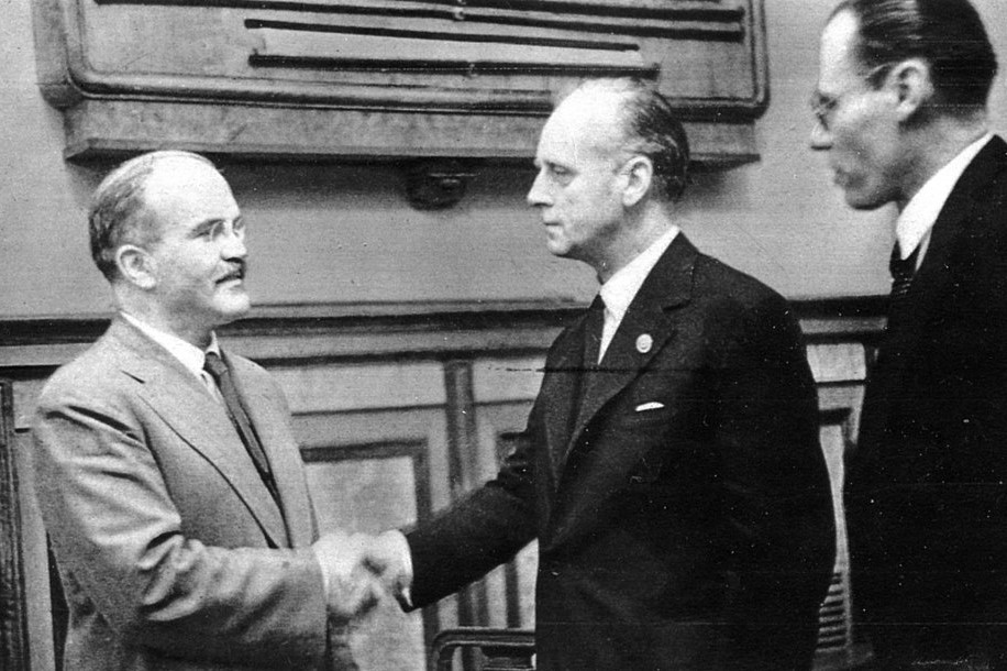 Молотов и Риббентроп после подписания договора о дружбе между СССР и Германией