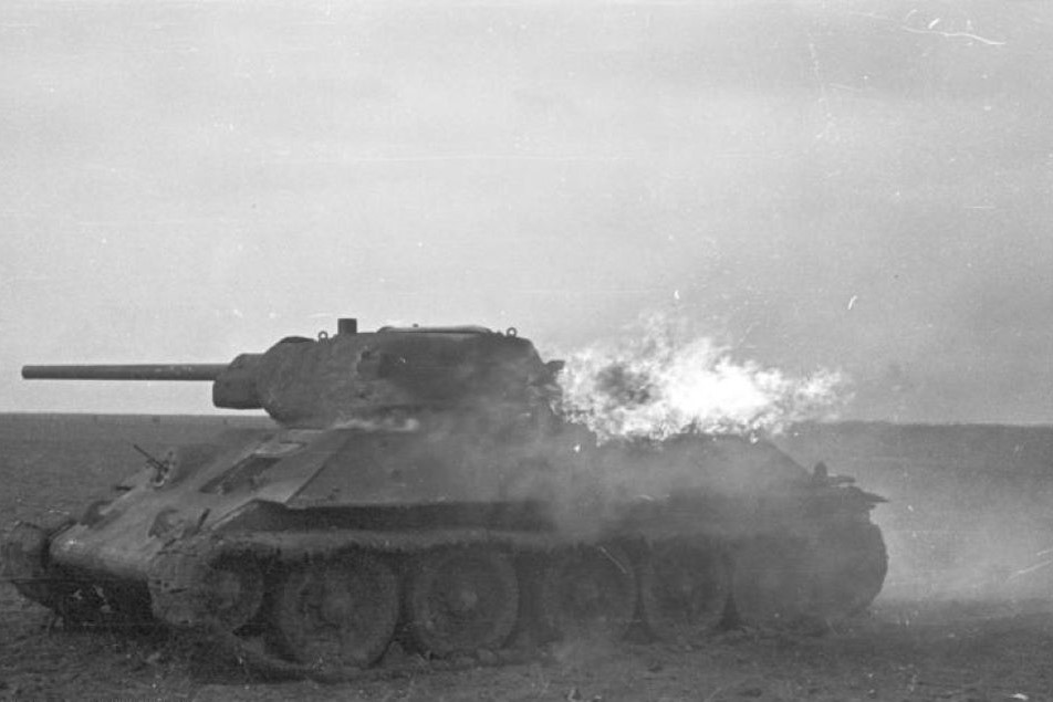 Т-34 Красной армии горит в поле под Дубно после танкового сражения в июне 1941 года 
