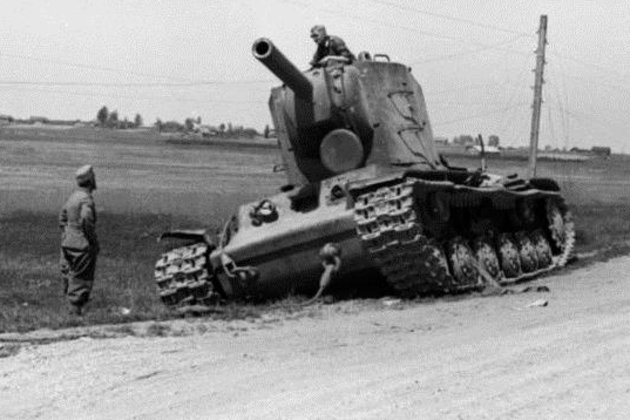 Немецкие солдаты осматривают подбитый советский танк КВ-2 летом 1941 года